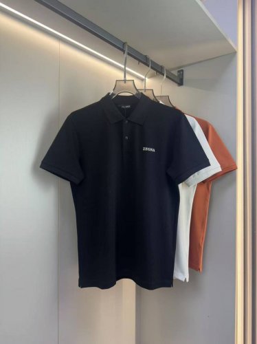 Zegna 25Ss春夏新款Polo衫 Zegna春夏必备的Polo衫，整体在设计基调方面继续沿袭了Ez家的极简路线，线条感极为流畅干练，无繁复的工艺元素傍身，