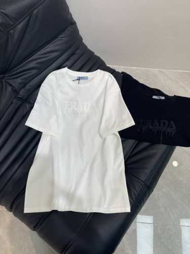 prad*25限定系列新品刺绣Logo短袖T恤 精致常规版型上身巨显瘦！ 定制最新乱针刺绣 低调奢华！ 时髦精必备单品解锁所有穿搭！ 认准我家品质！经典单品时髦