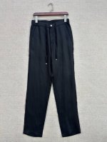 新品 贸易公司渠道臻品，原厂代工出品，2025春夏新款Lo*O pi*Na 男士高端商务休闲抽绳天然亚麻裤 休闲裤。颇具意大利典型风格的时装，在面料选取和工艺方