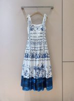Erdem*新品推荐～～～ 一袭蓝白印花吊连衣裙，以中式元素勾勒复古风情。利落的吊带搭配抹胸设计，展露优美肩颈线条。后背隐形拉链设计，两侧设有口袋，复古优雅，裙
