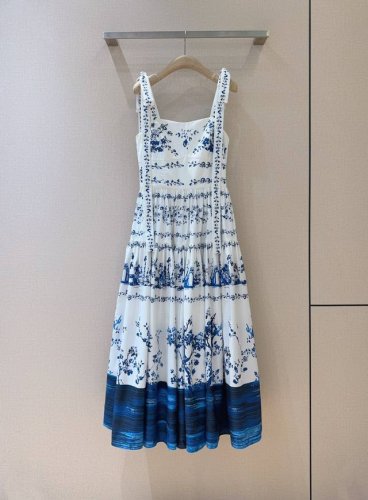 Erdem*新品推荐～～～ 一袭蓝白印花吊连衣裙，以中式元素勾勒复古风情。利落的吊带搭配抹胸设计，展露优美肩颈线条。后背隐形拉链设计，两侧设有口袋，复古优雅，裙
