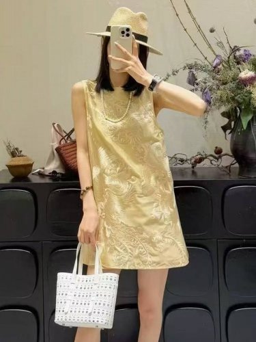 无敌重磅爆款 高级中式前后重工天丝刺绣盘扣中长款马甲裙 裙身以细腻丝线绣有精美凤凰图案 栩栩如生 寓意吉祥 将古典韵味与现代时尚巧妙融合 Smlxl