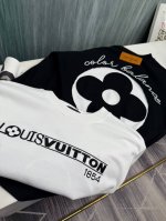 170 lv 路易威登2025新款Logo绣花短袖T恤 高版本高品质原版面料 网红明星同款 定制26支双纱320G重棉 经典Logo重工贴皮万针刺绣工艺 手感非