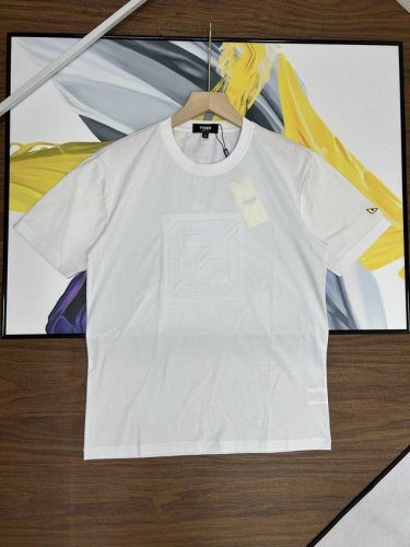 Fendi芬迪2025春夏新款胸前立体标志 芬迪Fendi新款男士圆领短袖T恤！时尚潮流款，客供冰感丝光棉面料，爽滑细腻，舒适透气，质感非常好！胸前采用高频立体