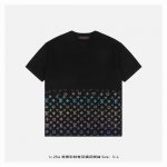 LV 25Ss 渐变彩钻老花提花短袖 原版16, 购入开发 采用高质纯棉纱线14S细针德国横机织造 裁片织成后环保固色定染 下摆字母水钻采用3D立体式水晶烫钻