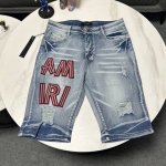 Amiri经典刺绣贴皮破洞字母牛仔修身短裤 水洗大厂出品 满满的高级感 膝盖部分破坏设计搭配拼皮设计 已经作为门面设计 皮质腰部铭牌 此款的重点不在于水洗，而是