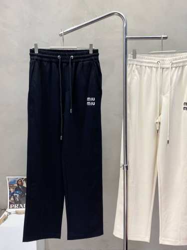 miumiu缪缪独家专供新款春夏休闲裤 高端版本！专柜定制面料 透气舒适度高，细节无可挑剔。品牌元素设计理念，体现高品质。手感细腻柔软！呈现休闲裁剪，上身版型超