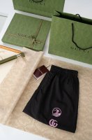 2025Ss 新品 Gucci短裤 -超级酷的一款短裤，实用性很强采用薄款科技布面料，速干透气，亲肤裸感，不易褶皱侧面饰以标志性图案，吸睛十足上身感觉非常轻盈，