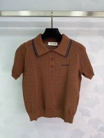 Miumi*2025新品上架 镂空针织翻领短袖 定制Yb丝麻纱线织造 质感高级 光泽舒适 针织翻领半开襟上衣剪裁 通体利用镂空钩针肌理交织 勾勒出波浪菱格花纹图