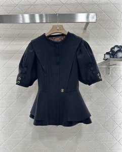 louis Vuitto*2025新品上架 荷叶花边泡泡袖外套 定制Yb进口醋酸材质 质感光泽 垂水有型 泡泡袖上衣版型 整体轮廓线勾勒 袖子灯笼造型以纽扣收窄