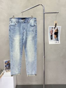 dior迪奥独家专供新款 休闲牛仔裤高端版本！专柜定制面料 透气舒适度高，细节无可挑剔，品牌元素设计理念，体现高品质。手感细腻柔软！呈现休闲裁剪，上身版型超赞！