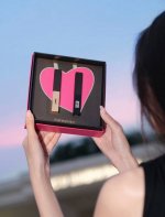 ysl 圣罗兰限定心锁礼盒Ysl口红两件礼盒限定正装套盒 Ysl限定礼盒 以心为锁，镌刻永恒的浪漫 Ysl限定心锁礼盒，源自巴黎的爱心锁扣设计 以“心”为“锁”