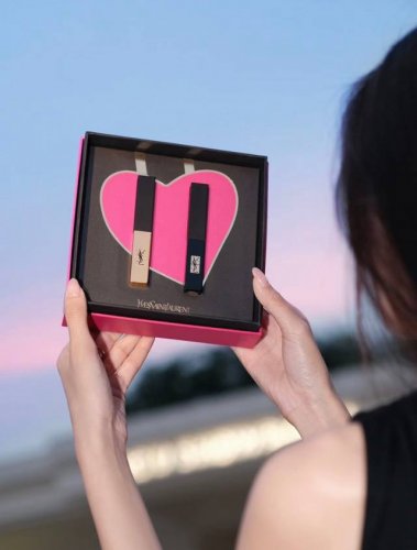 ysl 圣罗兰限定心锁礼盒Ysl口红两件礼盒限定正装套盒 Ysl限定礼盒 以心为锁，镌刻永恒的浪漫 Ysl限定心锁礼盒，源自巴黎的爱心锁扣设计 以“心”为“锁”