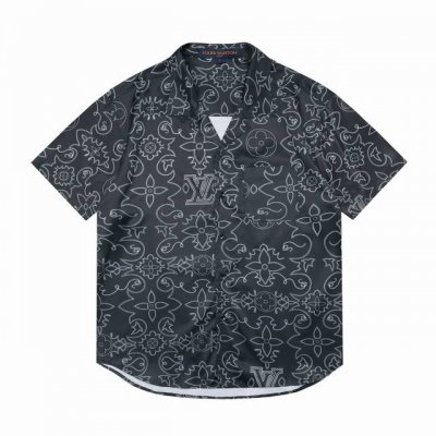 p130 Lv 驴家 2025新款 数码直喷老花字母Logo 男女同款 短袖衬衫 · 采用定制100%桑蚕丝面料 · 激光定位裁剪 · 双针车线跨缝工艺 · 主