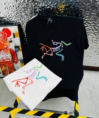鸟 Arc‘Teryx 始祖鸟25夏季新款印花休闲宽松情侣款 短袖T恤D1016 细节:版本一比一复刻，吊牌 领标 水洗。 面料：采用40织双纱320克面料，原