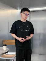 纪梵希 新款字母印花双层重工短袖T桖 字母图案不管是T桖还是卫衣都是每年的爆款单品 前幅大面积印花采用大康丽数码印花机直喷 成本极高 经过多次的调试打版图案色差