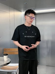 纪梵希 新款字母印花双层重工短袖T桖 字母图案不管是T桖还是卫衣都是每年的爆款单品 前幅大面积印花采用大康丽数码印花机直喷 成本极高 经过多次的调试打版图案色差