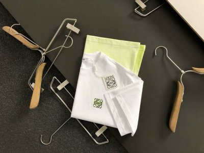 low*微宽版型L-Xxxl 25春夏顶级白色渐变印花字母经典短袖，精致工艺专柜面料，顶级元素融合打造，经典短袖3标齐全，潮男时尚，无论是上身舒适度还是都是无可