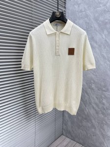 罗意‘’ 2025春夏新款，独家呈现！超级百搭极符合美学基调的一款短袖针织衫，最基础的款式以极简低调的奢华风格，在时尚界越简单的单品，越极易彰显出高级时髦感，触