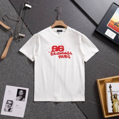 盒子10元 Balenciaga 巴黎世家25Ss高版本胸贴印花Logo圆领短袖T恤 面料采用定制280G支双股精棉平纹高密无尘全棉布料，Os版型宽松慵懒百搭，