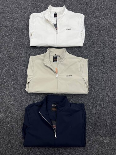 zegna 25Ss男士立领夹克 衣橱的必备之选！ 采用立体修身剪裁，轻松勾勒出挺拔身姿，干净利落 经典翻领设计，展现出颈部线条的优雅美感，凸显男性魅力。精选面