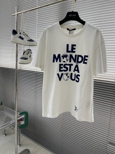 驴牌 25Ss新款棉质 T 恤于正面抒写 Le Monde Est à Vous 世界是你们的 标语，道出 2025 春夏秀场的潮流主题。右侧下摆描绘 1V 标