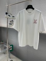 驴牌 蛇年限定短袖T恤 采用280克新疆棉冰感索罗娜面料 具有凉感冰皮、亲肤透气、速干抗菌、吸湿排汗等多重特性。这种面料采用了新疆棉作为主要成分，保证了面料的舒