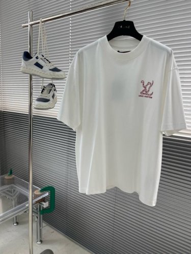 驴牌 蛇年限定短袖T恤 采用280克新疆棉冰感索罗娜面料 具有凉感冰皮、亲肤透气、速干抗菌、吸湿排汗等多重特性。这种面料采用了新疆棉作为主要成分，保证了面料的舒