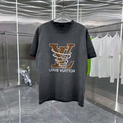 LV2025新款 雪花酸洗做旧 刻字模+印花 定制面料 短袖T恤 上身超好看 男女同款 S M L Xl Xxl 五个码 洗水灰 洗水紫 洗水黑