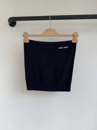 miu25春夏新款净色羊毛纱线刺绣字母抹胸上衣出货百搭款十足可以搭配任意下装 妥妥的辣妹一枚～撞色字母设计整件抹胸 采用经典藏蓝色设计 胸口有刺绣字母图案 定制