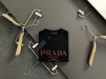 prad*合身版型S-Xxl 25早春最新字母立体胶印重磅短袖，高端品质专柜原单圆领短袖，顶级制作工艺进口面料，专柜款独特设计，采用进口高端订制进口丝线手感一流