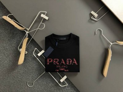 prad*合身版型S-Xxl 25早春最新字母立体胶印重磅短袖，高端品质专柜原单圆领短袖，顶级制作工艺进口面料，专柜款独特设计，采用进口高端订制进口丝线手感一流