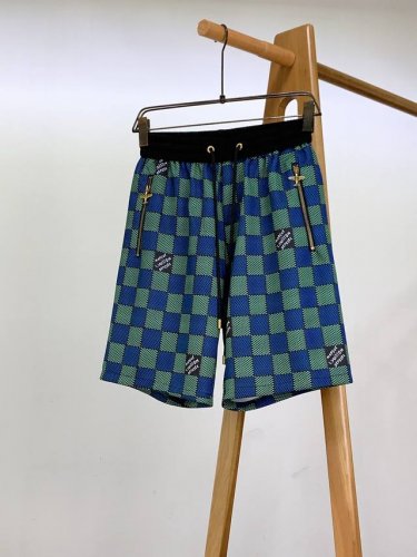 louisvuitton 路易威登 2025Ss春夏新品 棋盘格休闲短裤 标志性的蓝绿棋盘格图案 规整且富有视觉冲击力 每一格都彰显品牌独特美学 低调中流露奢华