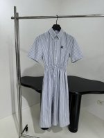 25新品棉质条纹连衣裙 经典棉质衬衫面料 饰有品牌标识徽标刺绣 翻领领口 纽扣开合 长款廓形下摆 松紧弹力腰围 学院风 浅蓝 深蓝 灰蓝 L