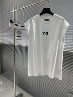 Y-3 Yamamoto山本耀司宽松无袖背心 高端版本 采用重磅双纱精梳棉材质 柔软的面料触感 贴身穿着亲肤舒适 设 宽松的版型裁剪 不挑人 时尚百搭又好穿 男