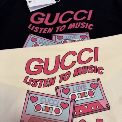 古驰Gucci 春夏新款磁带印花Logo休闲百搭情侣短袖 穿上就是舒适自在 减龄又显瘦的存在，慵懒而随性，结合干净简单的色系就特别耐看，适合日常穿着～复古标识