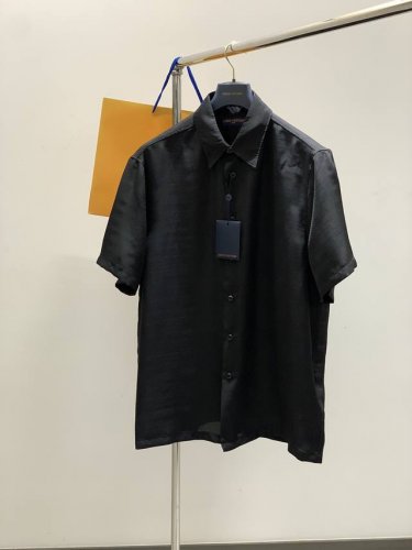 louisvuitton 路易威登，2025夏季最新款，专柜同步有售，原单狠货，时尚休闲短袖衬衫，上身很有特点！吸睛而有亮点，进口原版面料，顶级提花工艺字母图案