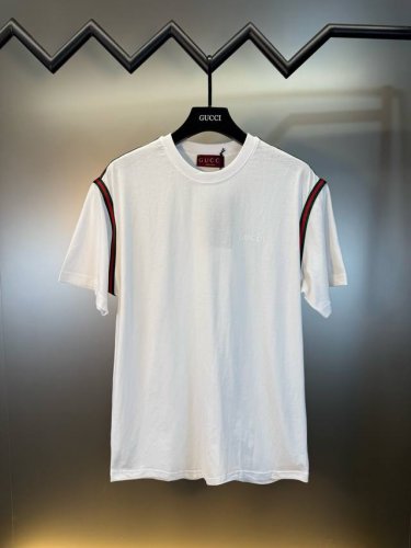 对标专柜★过验版本★Gucci古驰Ss25春夏新款织带刺绣短袖 定制绵柔光泽平纹绸 质感卓越 舒适贴肤 白色基底 纯净高雅 标志性Gucci刺绣点缀胸前 肩部红