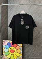 款号 G147 克罗心口袋马蹄大标印花圆领短袖 面料采用32支双纱280克高克重纯棉面料 同缸定织定染原版同色螺纹 进口机器白墨直喷印花工艺 内里包边包条做工高
