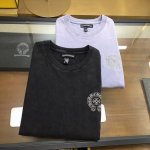 新品洗水短袖 克罗... 25季 Ch 克罗潮爆重洗水短袖 爆款来袭，精选百分棉可洗褪面料，历经石磨、上色、酵洗多重工艺，呈现迷人怀旧色彩。前后幅标志性马蹄花L