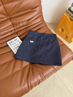 百搭单品 25春夏数字Logo金属牌装饰牛仔半裙 采用进口的汉麻材质牛仔面料 手感软糯 透气性非常好 一整个简洁的设计感 高腰A字剪裁 内里搭配了短裤内衬 很实