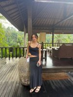 io2025夏季新款不对称长吊带。 面料采用美丽诺羊毛莫代尔和精梳棉混纺，手感柔软顺滑。Sml
