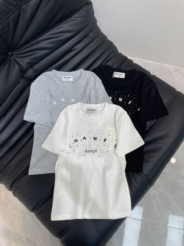 新品推荐Chane 2025 Logo 烫钻短袖T恤！纯棉面料！黑白灰 Sml Aa”
