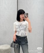 Dio*2025早春新品上架 圆领印花短袖 定制Yb1:1棉麻材质 透气舒适 质感十足 宽松短袖T恤裁剪 凸显品牌格调 采用克重纯棉制成 略带有弹力 呈现显瘦视