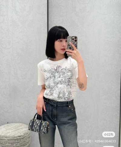 Dio*2025早春新品上架 圆领印花短袖 定制Yb1:1棉麻材质 透气舒适 质感十足 宽松短袖T恤裁剪 凸显品牌格调 采用克重纯棉制成 略带有弹力 呈现显瘦视