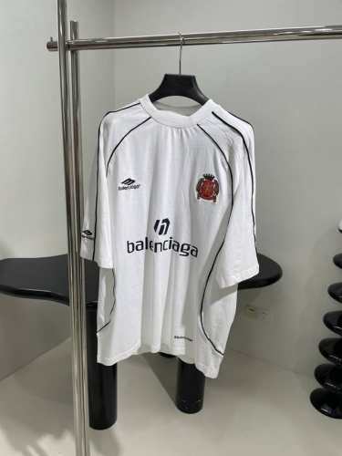 新品paris Soccer Hoodie中号版型T桖 正面饰以Sponsor艺术作品印花 胸部和袖口饰以3B Sports Icon艺术作品刺绣 背面饰以pa