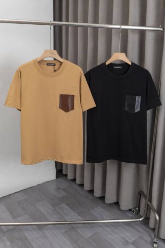 x044 D&G 杜嘉班纳 25Ss新款T恤，胸前口袋采用皮革设计工艺，采用260克双纱全棉面料，面料柔软，时尚百搭，男女同款 颜色: 棕色，黑色 ，尺码: M