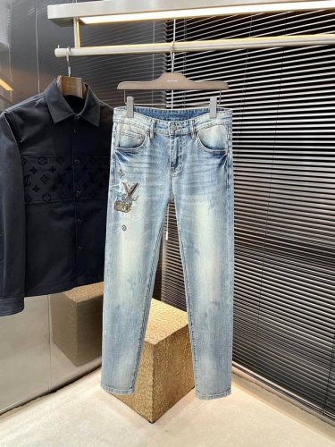 louis Vuitton 路易威登 2025春夏季新款牛仔裤 进口意大利高定牛仔面料 时尚休闲 常规版型 微弹力面料 面料舒适柔软，突破常规牛仔的面料手感，不