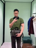 prada 普拉达2025新款撞色条纹polo刺绣短Logo透气性极强的轻薄高端羊毛材质，打造品味绅士气质 邂逅prada这款条纹polo衫，仿若踏入意式风尚的