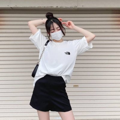 The North Face 北面 手绘海洋山脉情侣短袖T恤 采用260克双砂面料 三针五线做工，领口包包边条 今年火爆的品牌 看到了就忍不住要自留一件 正确纹